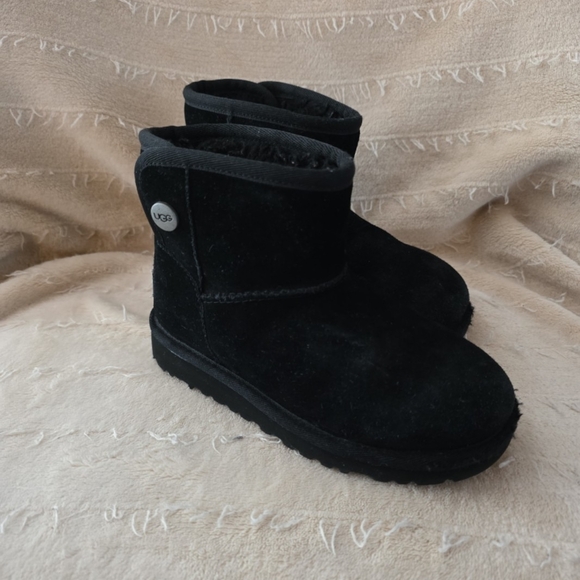 UGG Classic Black Boots - Picture 1 of 3